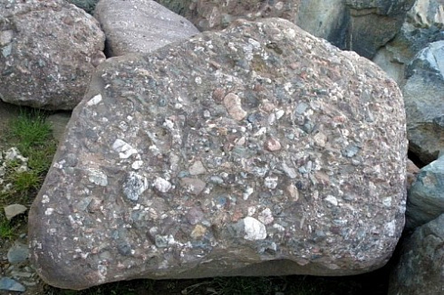 Kamenclub.ru: Конгломераты фр. 300-1000 мм.  купить в Смоленске кварц мрамор диабаз коричневый, серый зеленоватый речной валун крупный 6500 руб/т   фото КАМЕНЬ КЛУБ