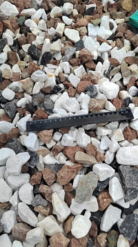 Kamenclub.ru: Мраморная крошка (щебень крошка микс : белый-черный-розовый) фр. 20-40 мм.  купить в Смоленске мрамор белый, черный, розовый декоративная ландшафтная крошка 12000 руб/т   фото КАМЕНЬ КЛУБ