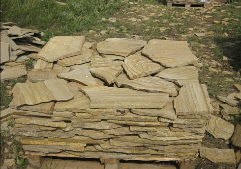 Kamenclub.ru: Песчаник пластушка желтый с разводом под дерево (2 см)  купить в Смоленске плитняк желтый с разводами, желтый, рыжий, серый песчаник пластушка рваная ландшафтная 11 000 руб/м3   фото КАМЕНЬ КЛУБ