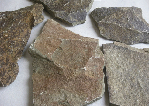 Kamenclub.ru: Песчаник пластушка "фонтанка" серо-зеленая (3,0-5,0 см)  купить в Смоленске песчаник серо-зеленая колотые плитки облицовочные пластушки 11400 руб/м3   фото КАМЕНЬ КЛУБ