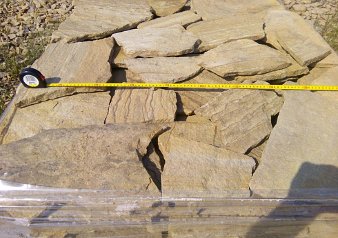 Kamenclub.ru: Песчаник пластушка желтый с разводом под дерево (2 см)  купить в Смоленске плитняк желтый с разводами, желтый, рыжий, серый песчаник пластушка рваная ландшафтная 11 000 руб/м3   фото КАМЕНЬ КЛУБ