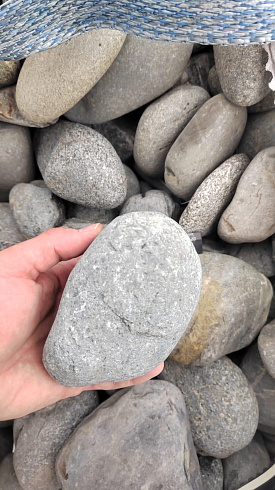 Kamenclub.ru: Галька речная окат (темно-серая) фр. 70-150 мм. купить  в Смоленске галька речная темно-серая, синяя, серая речная галька округлая  8000 руб/т   фото КАМЕНЬ КЛУБ