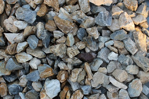 Kamenclub.ru: Мраморная крошка (щебень крошка медовый) фр. 20-40 мм.  купить в Смоленске мрамор бежевый рыжий желтый ландшафтная мраморная крошка 12000 руб/т   фото КАМЕНЬ КЛУБ