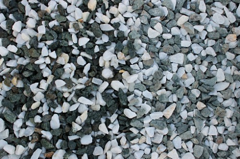 Kamenclub.ru: Мраморная крошка (щебень крошка микс: белый-зеленый) фр. 10-20 мм.  купить в Смоленске мрамор белый, зеленый каменная ландшафтная декоративная крошка щебня 9500 руб/т   фото КАМЕНЬ КЛУБ