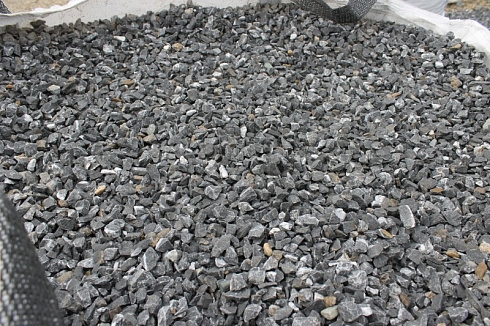 Kamenclub.ru: Щебень крошка черный (мрамор) фр. 40-70 мм.  купить в Смоленске мрамор черный с белыми прожилками, черный, белый декоративный щебень 11000 руб/т   фото КАМЕНЬ КЛУБ