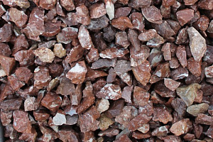 Kamenclub.ru: Мраморная крошка (щебень крошка розовый) фр. 20-40 мм.  купить в Смоленске мрамор розовый, красный мраморная крошка декоративная 11000 руб/т   фото КАМЕНЬ КЛУБ