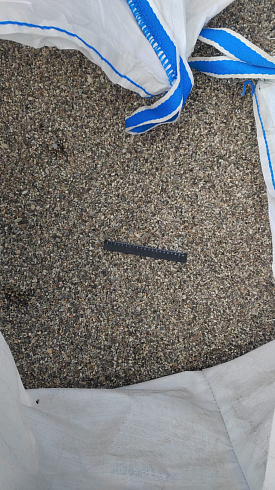 Kamenclub.ru: Галька речная окат (серая) фр.3-5 мм купить  в Смоленске галька речная серая бежевый темно-серый окатанный речной камень округлый 9500 руб/т   фото КАМЕНЬ КЛУБ