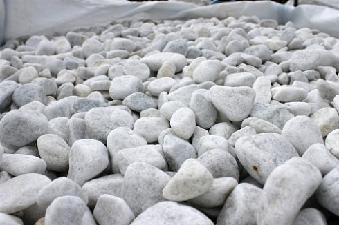 Kamenclub.ru: Мраморная крошка (щебень галтованный белый), фр.20-40 мм.  купить в Смоленске мрамор белый бежевый молочный мраморный щебень декоративный 17000 руб/т   фото КАМЕНЬ КЛУБ