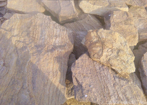 Kamenclub.ru: Песчаник пластушка "фонтанка" желтая (3,0 - 5,0 см)  купить в Смоленске песчаник желтая, рыжий, желтый песчаник колотый рваный со сколом облицовочный 16200 руб/м3   фото КАМЕНЬ КЛУБ