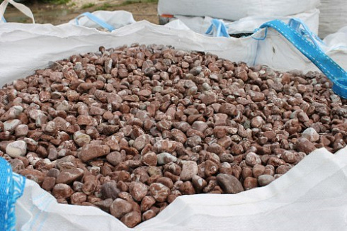 Kamenclub.ru: Мраморная крошка (щебень галтованный розовый) фр.10-20 мм.  купить в Смоленске мрамор розовый, красный ландшафтный декоративный окатанный округлый щебень 15000 руб/т   фото КАМЕНЬ КЛУБ