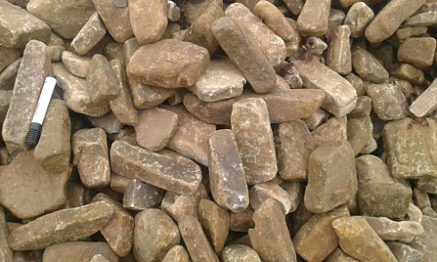 Kamenclub.ru: Песчаник для строительства и кладки блочный (фр 100-200 мм)  купить в Смоленске песчаник бежевый серый рыжий валун мелкий для строительства песчаник 6500 руб/т   фото КАМЕНЬ КЛУБ