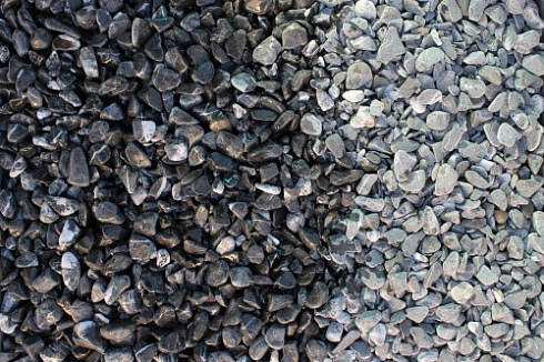 Kamenclub.ru: Щебень галтованный черный (мрамор) фр.10-20 мм.  купить в Смоленске мрамор черный с белыми прожилками, черный, белый окатанный округлый ландшафтный декоративный щебень 15000 руб/т   фото КАМЕНЬ КЛУБ