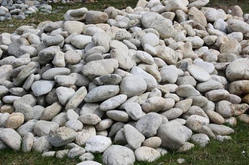 Kamenclub.ru: Бело-серый валунчик фр.100-300 мм.  купить в Смоленске крупный камень для ландшафта серый, белый бело-серый валун крупная галька 4500 руб/т   фото КАМЕНЬ КЛУБ