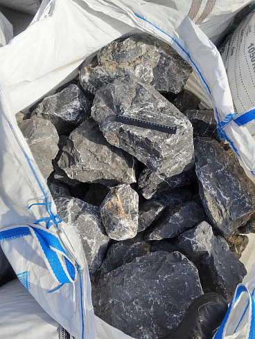 Kamenclub.ru: Черный мрамор скальник фр. 100-500 мм.  купить в Смоленске мрамор черный белый серый крупный колотый валун ландшафтный 8500 руб/т   фото КАМЕНЬ КЛУБ