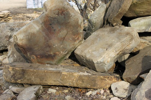 Kamenclub.ru: Песчаник плиты - плахи - пошаговые дорожки (фр. 70-150 мм)  купить в Смоленске песчаник серый бежевый желтый зеленый колотый песчаник строительный 6500 руб/т   фото КАМЕНЬ КЛУБ