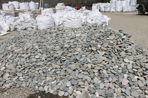 Kamenclub.ru: Галька речная плоская (ассорти) фр. 70-150 мм. купить  в Смоленске галька галечник серый белый темно-серый синий светло-серый плоская природная галька  9000 руб/т   фото КАМЕНЬ КЛУБ