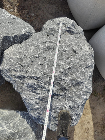 Kamenclub.ru: Черный мрамор скальник фр. 1000-1500 мм.  купить в Смоленске мрамор черный белый серый крупный колотый валун ландшафтный 9000 руб/т   фото КАМЕНЬ КЛУБ