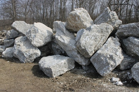 Kamenclub.ru: Мраморизированный известняк фр.500-1500 мм.  купить в Смоленске    10000 руб/т   фото КАМЕНЬ КЛУБ