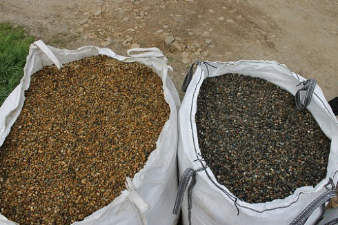 Kamenclub.ru: Галька окат (серо-желтая) фр.10-20 мм. купить  в Смоленске галька серо-желтая, рыжая, серый речная окатанная округлая галька 5000 руб/т   фото КАМЕНЬ КЛУБ