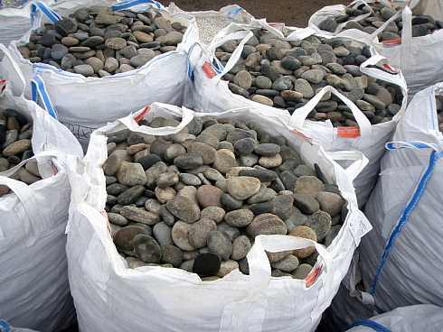 Kamenclub.ru: Галька речная плоская (ассорти) фр. 100-200-300 мм. купить  в Смоленске галька плоская разноцветная серый белый темно-серый синий речная галька ландшафтная 8000 руб/т   фото КАМЕНЬ КЛУБ