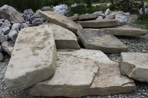 Kamenclub.ru: Песчаник плиты - плахи - пошаговые дорожки (фр. 70-150 мм)  купить в Смоленске песчаник серый бежевый желтый зеленый колотый песчаник строительный 6500 руб/т   фото КАМЕНЬ КЛУБ