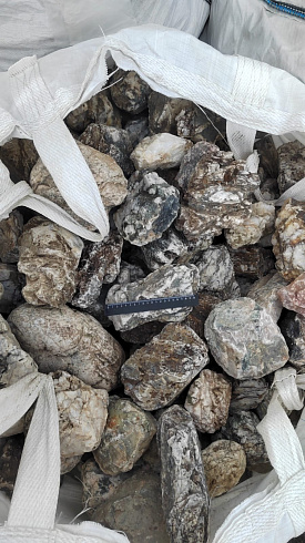 Kamenclub.ru: Кварцевый валунчик фр.100-300 мм.  купить в Смоленске кварц белый, бежевый молочный рыжий крупный природный камень галечник 7850 руб/т   фото КАМЕНЬ КЛУБ