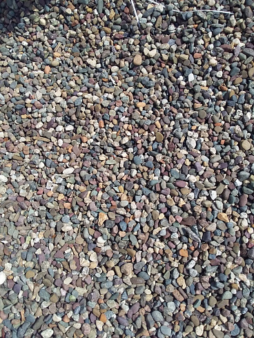 Kamenclub.ru: Галька речная окат цветная фр.5-10 мм. купить  в Смоленске галька речная белый, серый, красноватый, синий, темно-серый речная окатанная галька декоративная 6800 руб/т   фото КАМЕНЬ КЛУБ