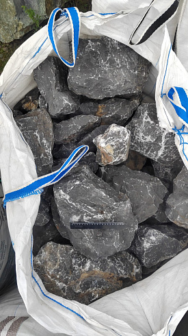 Kamenclub.ru: Черный мрамор скальник фр. 100-500 мм.  купить в Смоленске мрамор черный белый серый крупный колотый валун ландшафтный 8500 руб/т   фото КАМЕНЬ КЛУБ