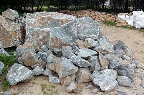 Kamenclub.ru: Гранит скальник (серо-зеленый) фр. 500-1500 мм.  купить в Смоленске гранит мрамор  серый зеленый темно-серый глыба скальная колотая ландшафтная 7 500 руб/т   фото КАМЕНЬ КЛУБ