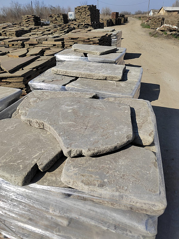 Kamenclub.ru: Песчаник пластушка галтованная светло-серая (3,0 см)  купить в Смоленске песчаник светло-серый, серый ландшафтный камень рваный колотый 21000 руб/м3   фото КАМЕНЬ КЛУБ