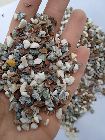 Kamenclub.ru: Мраморная крошка (щебень крошка микс: белый-зеленый-розовый) фр. 3-5 мм.  купить в Смоленске мрамор белый, зеленый, розовый мраморная декоративная крошка каменная 12000 руб/т   фото КАМЕНЬ КЛУБ