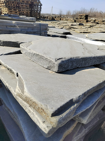 Kamenclub.ru: Песчаник пластушка светло-серый (4,0 - 6,0 см)  купить в Смоленске плитняк - пластушка светло-серый песчаник 12600 руб/м3   фото КАМЕНЬ КЛУБ