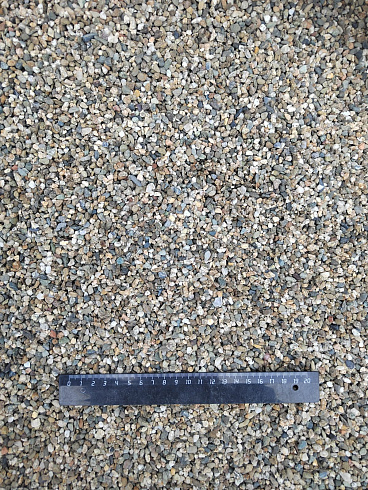 Kamenclub.ru: Галька речная окат (серая) фр.3-5 мм купить  в Смоленске галька речная серая бежевый темно-серый окатанный речной камень округлый 9500 руб/т   фото КАМЕНЬ КЛУБ