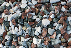 Kamenclub.ru: Мраморная крошка (щебень галтованный микс:белый-черный-розовый) фр.40-70 мм.  купить в Смоленске мрамор белый, черный розовый декоративный щебень галтованный 15500 руб/т   фото КАМЕНЬ КЛУБ