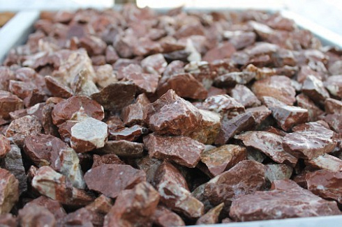 Kamenclub.ru: Мраморная крошка (щебень крошка розовый) фр. 20-40 мм.  купить в Смоленске мрамор розовый, красный мраморная крошка декоративная 11000 руб/т   фото КАМЕНЬ КЛУБ