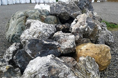 Kamenclub.ru: Черный гранит - кварцит фр. 500-1000 мм.  купить в Смоленске гранит кварцит черный серый белый скальный колотый валун 9750 руб/т   фото КАМЕНЬ КЛУБ