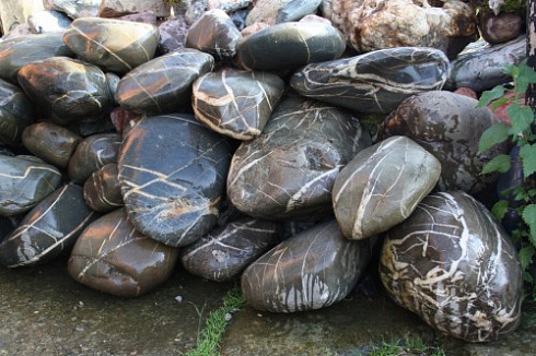 Kamenclub.ru: Валунчик Паутинник фр.100-300 мм  купить в Смоленске крупный природный камень галечник темно-серый с прожилками белый черный речной валунчик 5000 руб/т   фото КАМЕНЬ КЛУБ