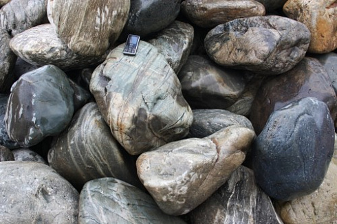 Kamenclub.ru: Речной валун Кабанчик фр.300-500 мм.  купить в Смоленске крупный природный камень галька серый, темно-серый речной валун галечник масштабный 7000 руб/т   фото КАМЕНЬ КЛУБ