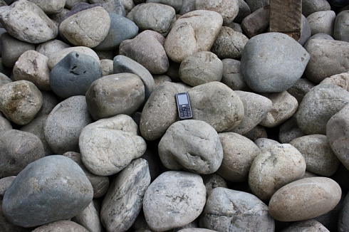 Kamenclub.ru: Темно-серый валунчик фр.100-300 мм.  купить в Смоленске крупный природный камень серый, темно-серый, светло-серый речная галька большого размера окатанная 4500 руб/т   фото КАМЕНЬ КЛУБ