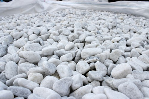 Kamenclub.ru: Мраморная крошка (щебень галтованный белый) фр.10-20 мм.  купить в Смоленске мрамор белый, молочный, айвори окатанный округлый декоративный ландшафтный щебень 17000 руб/т   фото КАМЕНЬ КЛУБ