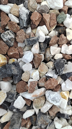 Kamenclub.ru: Мраморная крошка (щебень крошка микс : белый-черный-розовый) фр. 20-40 мм.  купить в Смоленске мрамор белый, черный, розовый декоративная ландшафтная крошка 12000 руб/т   фото КАМЕНЬ КЛУБ