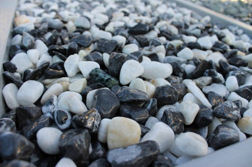 Kamenclub.ru: Мраморная крошка (щебень галтованный микс:белый-черный) фр.10-20 мм.  купить в Смоленске мрамор белый, черный окатанные округлые декоративные ландшафтные камни щебня 15500 руб/т   фото КАМЕНЬ КЛУБ