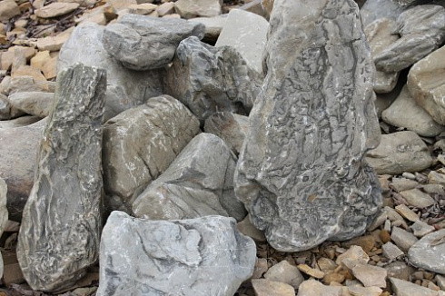 Kamenclub.ru: Песчаник декоративный ландшафтный (фр. 300-500 мм)  купить в Смоленске песчаник желтый рыжий серый зеленый валун речной окатанный природный песчаника 4 500 руб/т   фото КАМЕНЬ КЛУБ