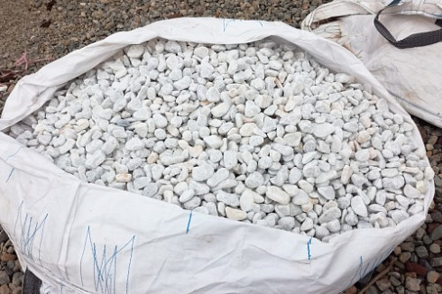 Kamenclub.ru: Мраморная крошка (щебень галтованный белый), фр.20-40 мм.  купить в Смоленске мрамор белый бежевый молочный мраморный щебень декоративный 17000 руб/т   фото КАМЕНЬ КЛУБ