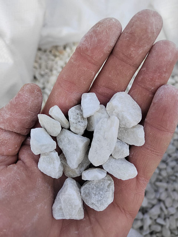 Kamenclub.ru: Мраморная крошка, щебень, цвет-белый, фр. 10-20 мм.  купить в Смоленске мрамор белый, молочный айвори каменная ландшафтная декоративная крошка шебня 12000 руб/т   фото КАМЕНЬ КЛУБ