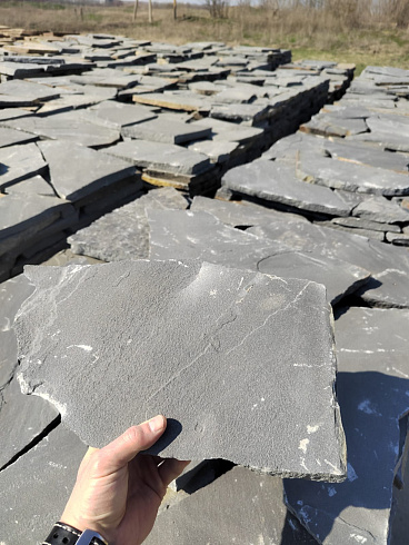 Kamenclub.ru: Песчаник пластушка светло-серый (2,0 см)  купить в Смоленске плитняк- ластушка светло-серый, серый рваный ландшафтный плитняк колотый 13800 руб/м3   фото КАМЕНЬ КЛУБ