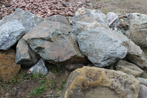 Kamenclub.ru: Змеевик скальник фр. 500-1500 мм.  купить в Смоленске змеевик зеленый серый черный глыба скальная колотая 7500 руб/т   фото КАМЕНЬ КЛУБ