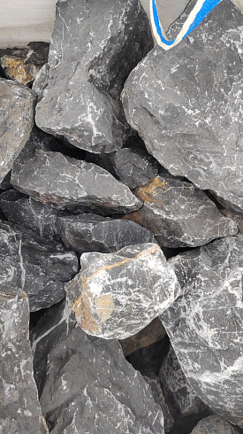 Kamenclub.ru: Черный мрамор скальник фр. 100-500 мм.  купить в Смоленске мрамор черный белый серый крупный колотый валун ландшафтный 8500 руб/т   фото КАМЕНЬ КЛУБ