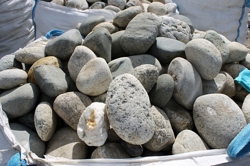 Kamenclub.ru: Речной валун (Ассорти) фр.100-300 мм.  купить в Смоленске галечник серый, темно-серый, светло-серый речная галька крупных размеров 4200 руб/т   фото КАМЕНЬ КЛУБ