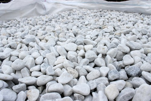 Kamenclub.ru: Мраморная крошка (щебень галтованный белый) фр.10-20 мм.  купить в Смоленске мрамор белый, молочный, айвори окатанный округлый декоративный ландшафтный щебень 17000 руб/т   фото КАМЕНЬ КЛУБ